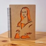 Agenda A5 cu coperți din lemn model Monalisa