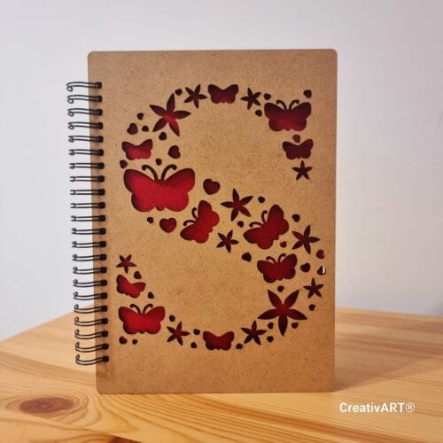 fluturi-s-scaled-e1734719723526.jpg Agenda A5 coperti din lemn model S butterflies - imagine 1