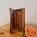 Caseta din Lemn în Formă de Carte cu Decupaj Lup - imagine 3